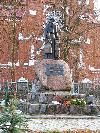 Czarnia, pomnik ks. Źebrowskiego z małą kurpianeczką i małym chłopcem japońskim